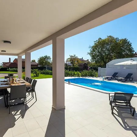 Holiday home Bella *