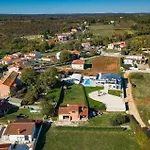 Bella